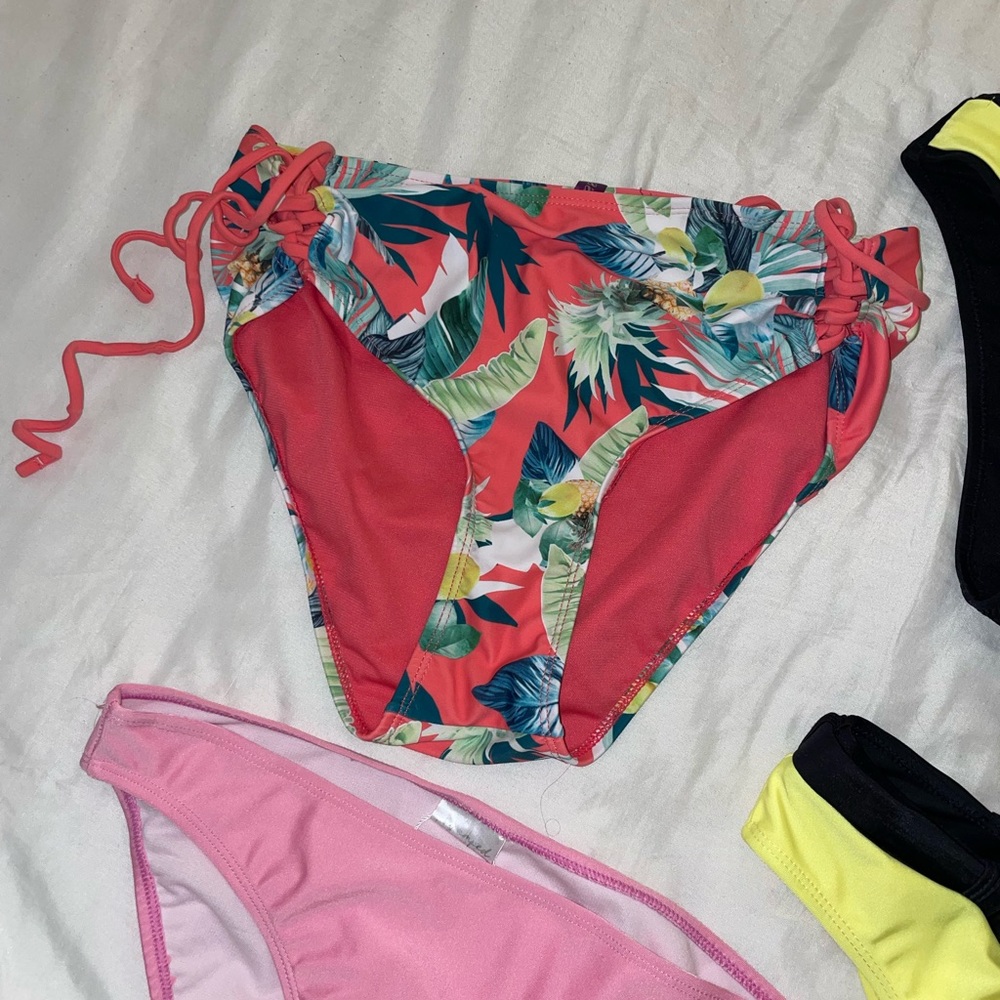 Assorted bikini pieces - Picture 2 of 9